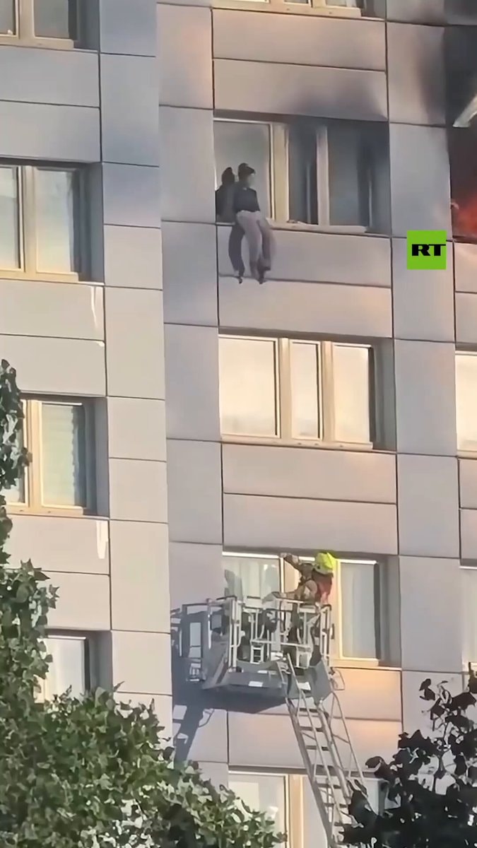 Woman jumps into fire brigade basket in Berlin