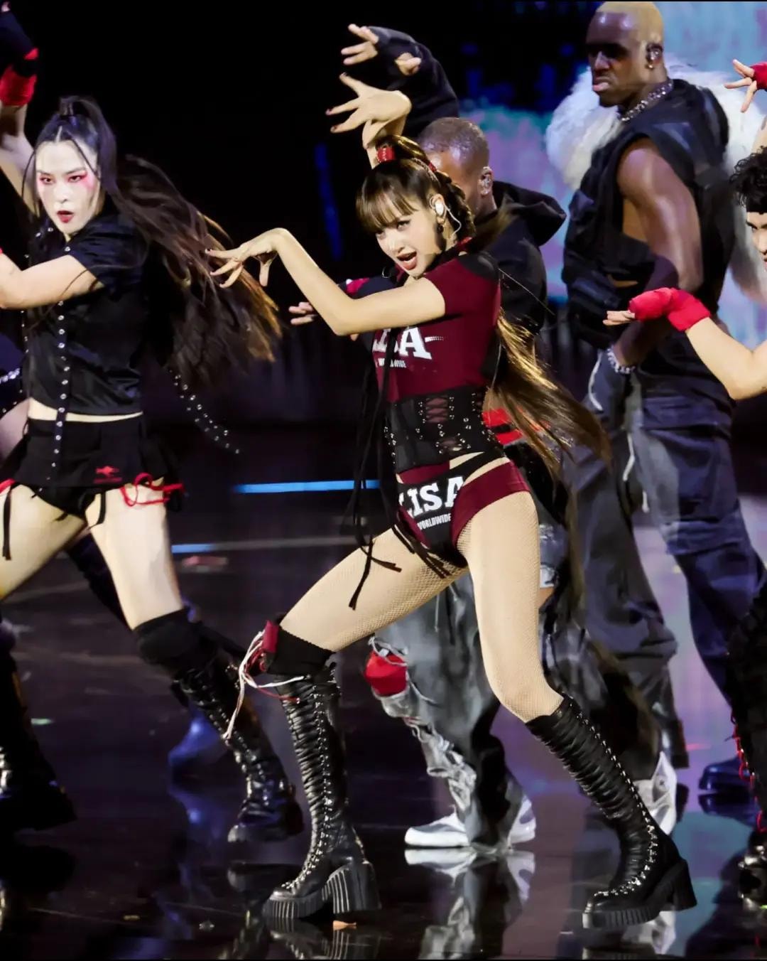 Lisa VMAs performance (photo 4 of 4)