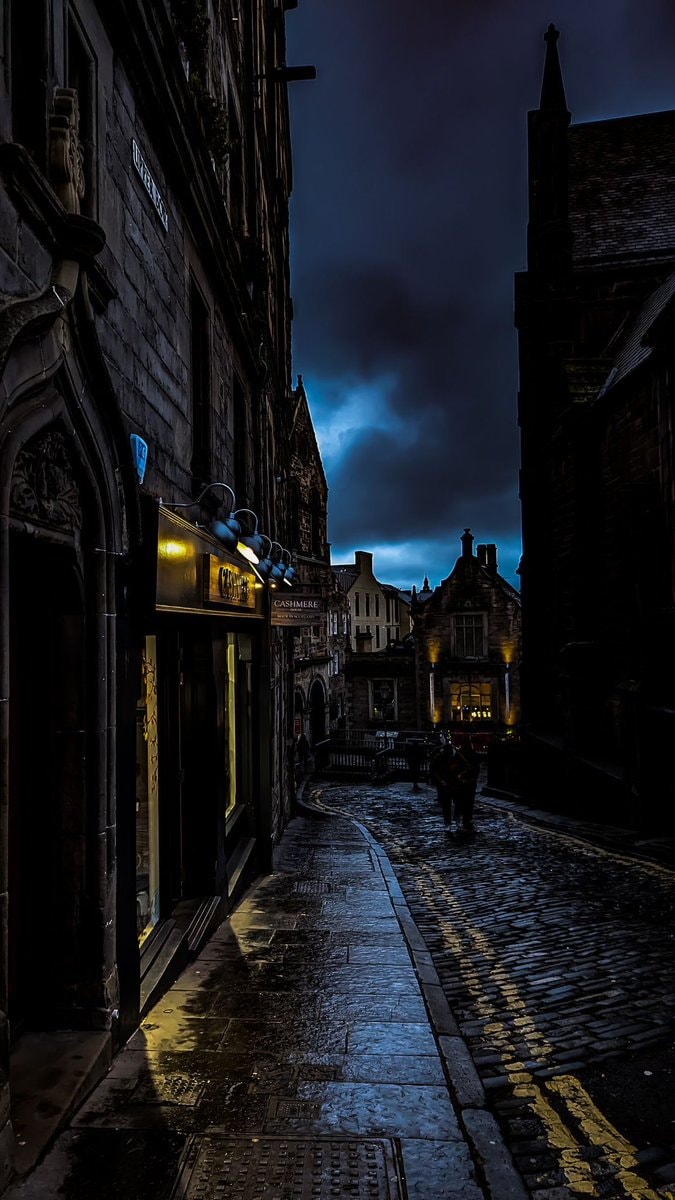 Edinburgh Scotland Night (photo 2 of 4)