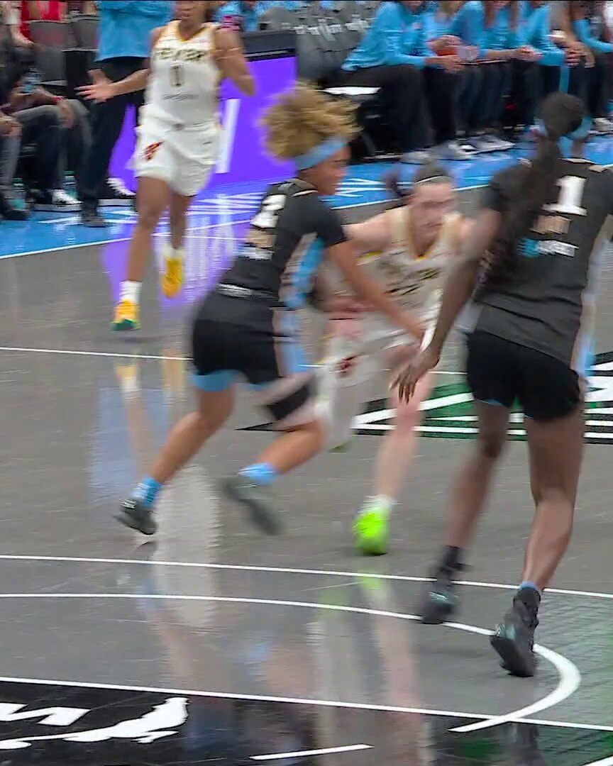 Caitlin Clark behind the back move
