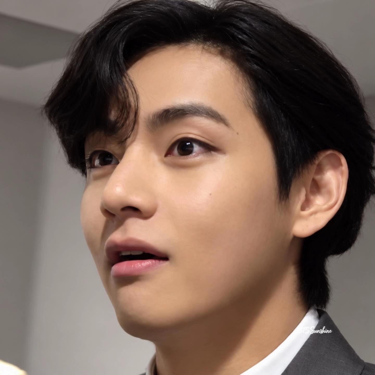taehyung in a suit (photo 2 of 4)