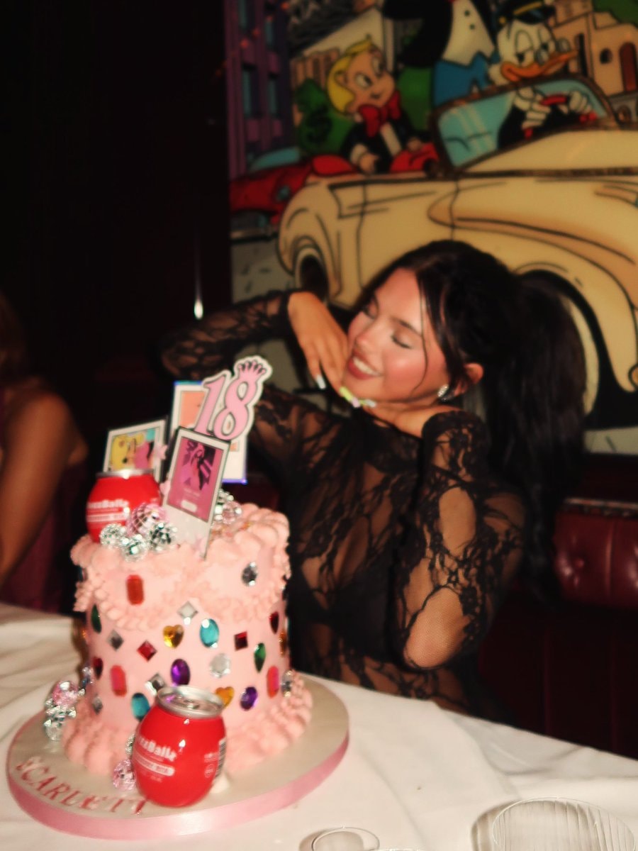 Scarlett Thomas cake moment (photo 3 of 3)