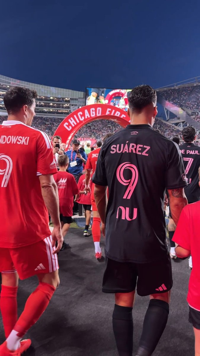 Lewandowski and Suarez both number 9
