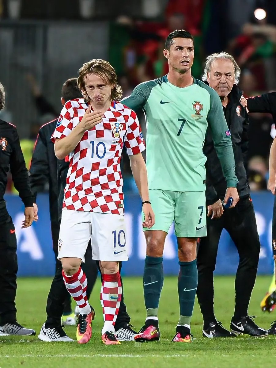 Ronaldo and Modric embrace (photo 3 of 3)