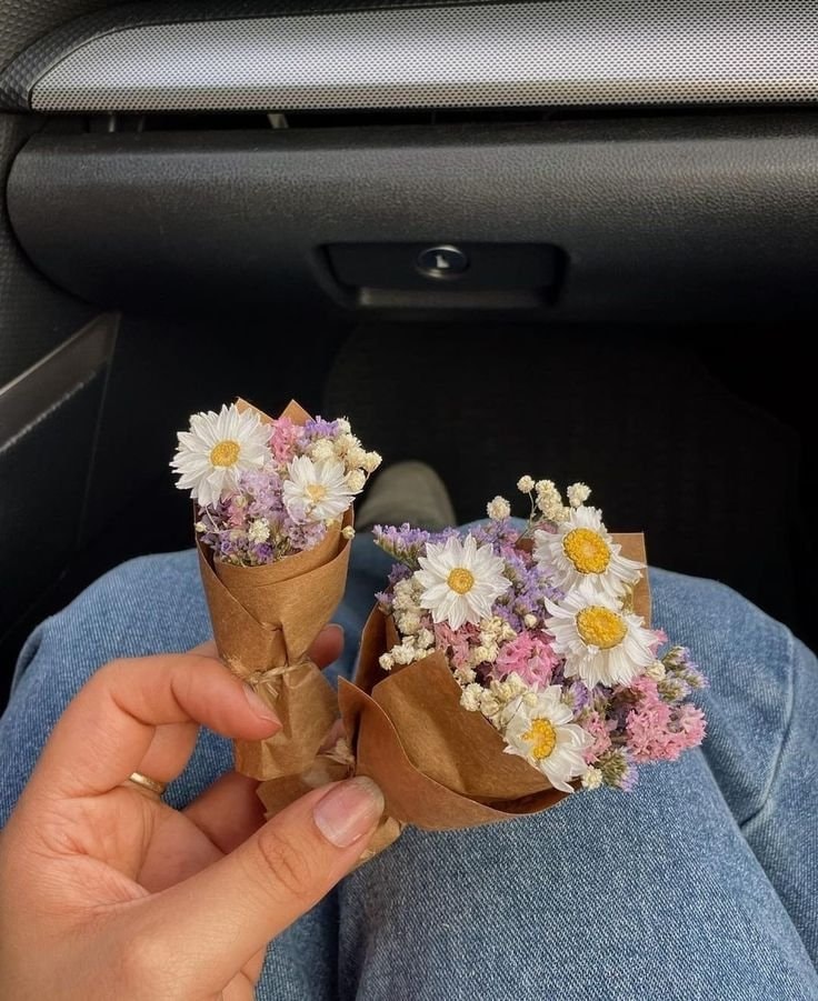 mini bouquet flowers (photo 1 of 2)