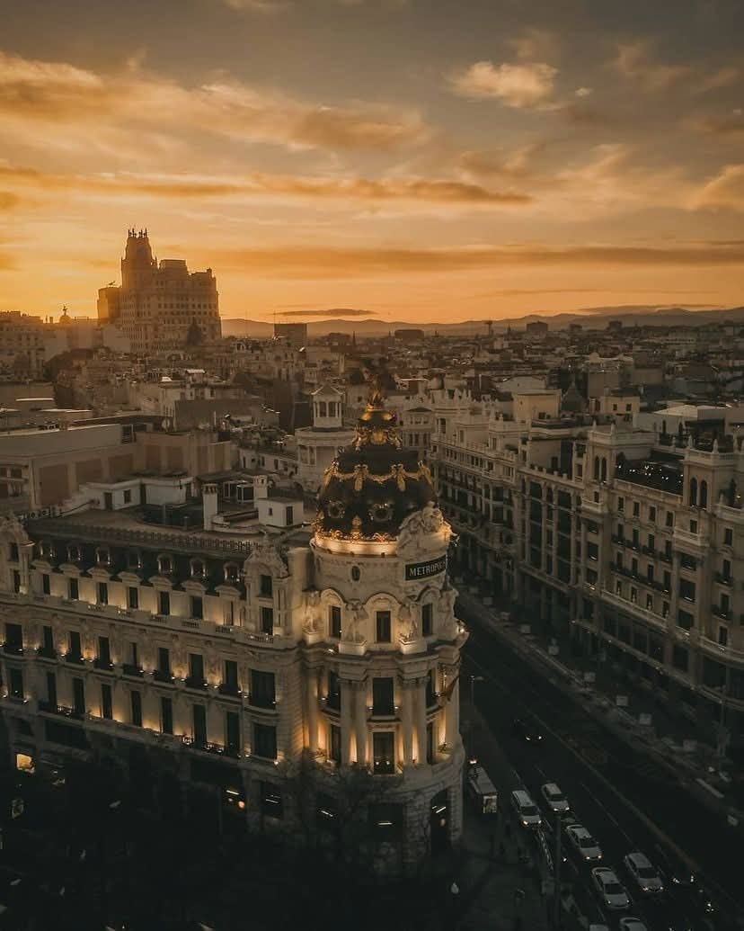 Madrid Metropol at dusk