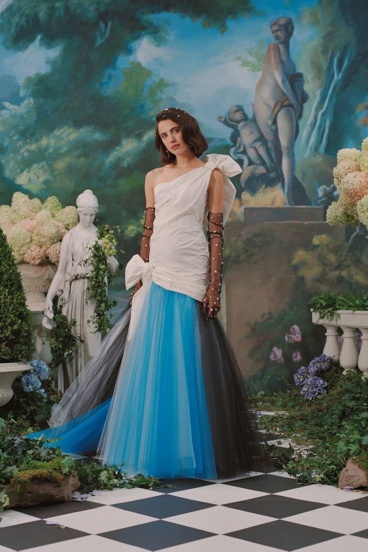 Margaret Qualley ethereal pearl look (photo 3 of 4)