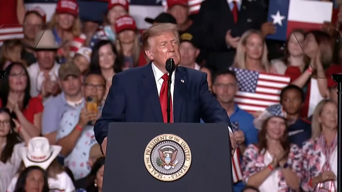 Trump rally crowd outside