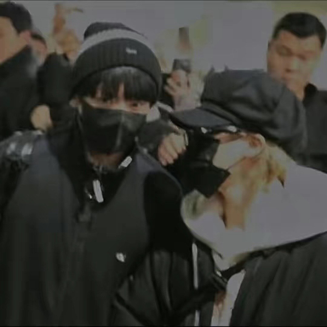 Jikook Edition airport fan photos (photo 3 of 4)