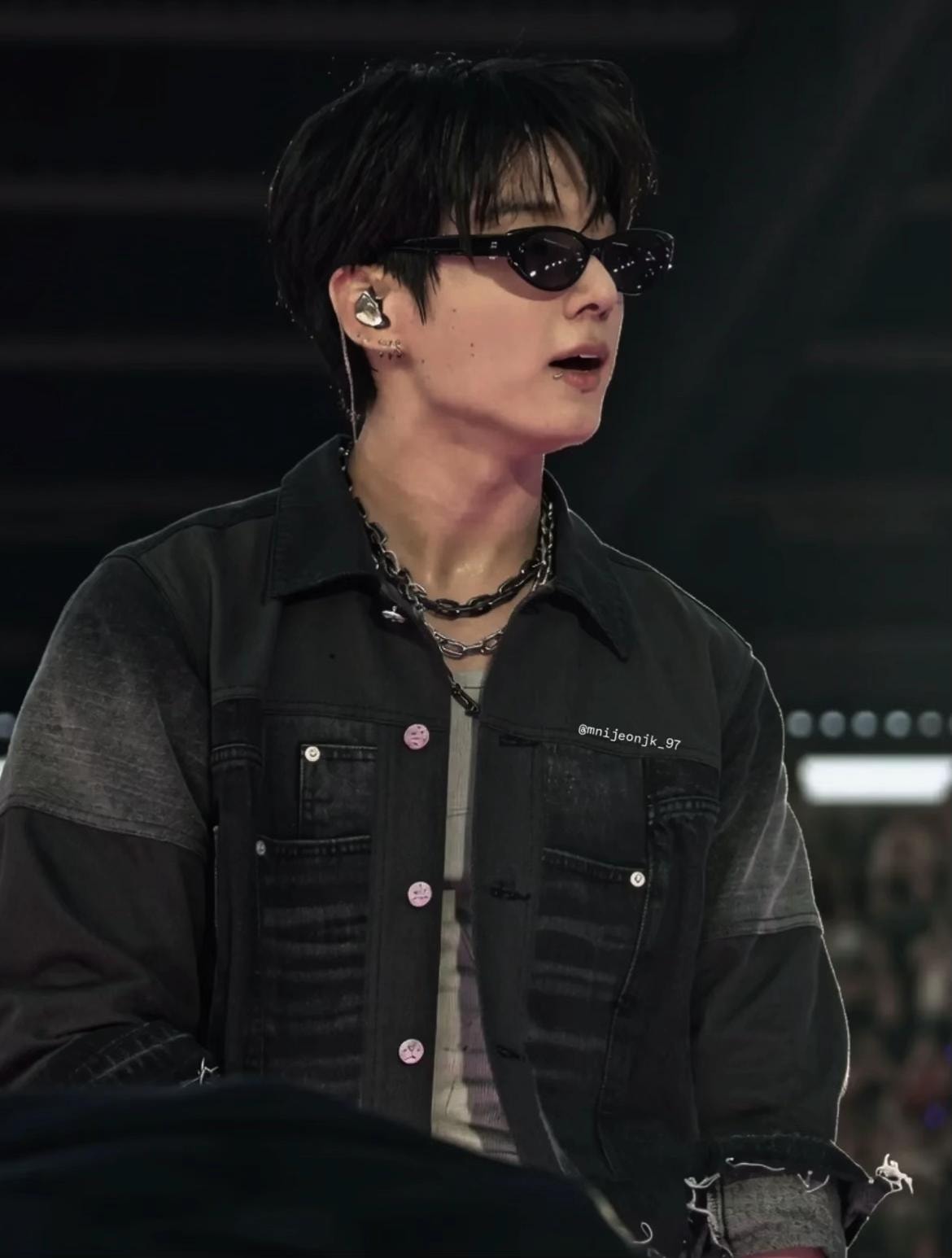 Jungkook denim jacket chains (photo 2 of 4)