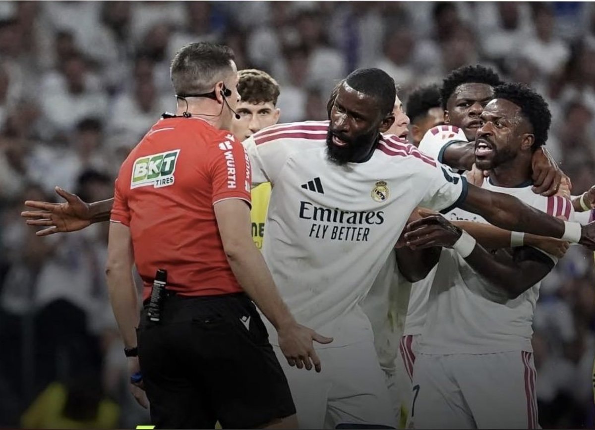 Rüdiger protects referee from Vinicius