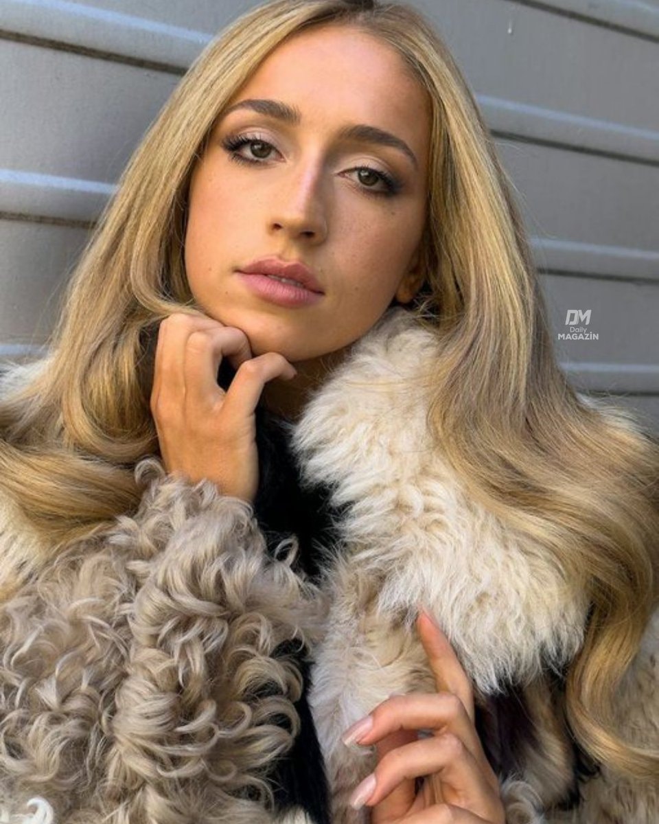 Tate McRae W Magazine (photo 2 of 2)