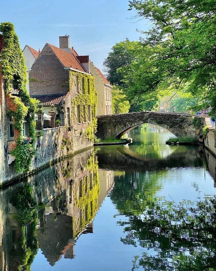 Brugge Belgium canal (photo 1 of 3)