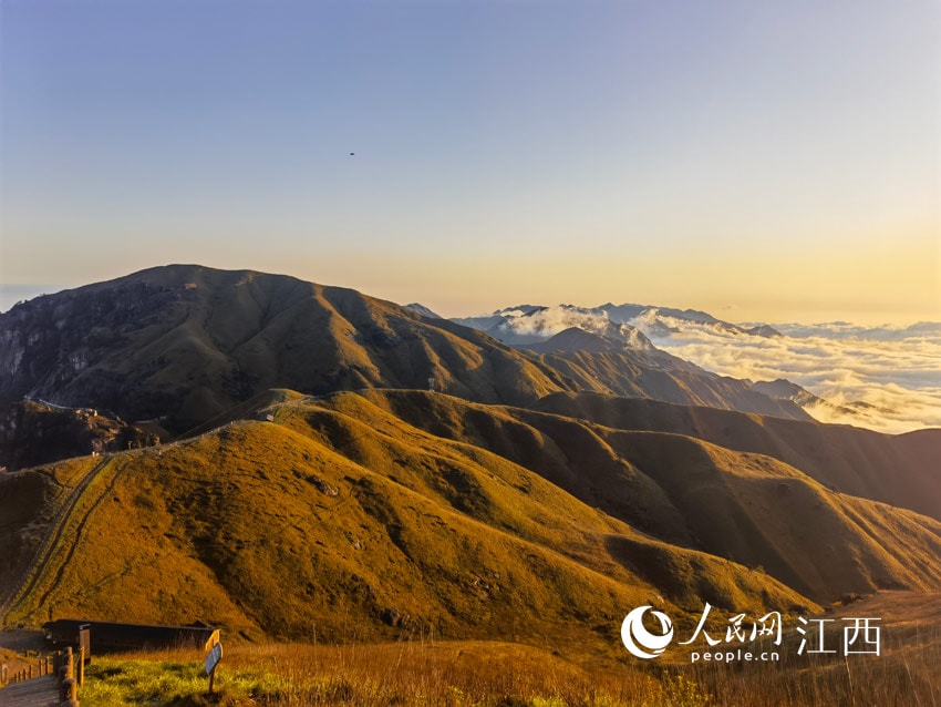 Wugong Mountain sunrise over clouds (photo 2 of 4) Wugong Mountain sunrise over clouds (photo 2 of 4)