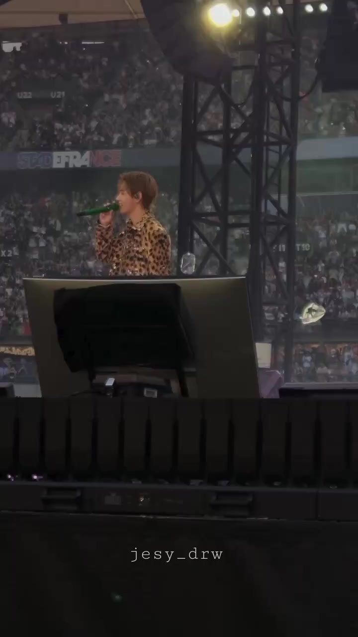 V BTS Stade de France concert