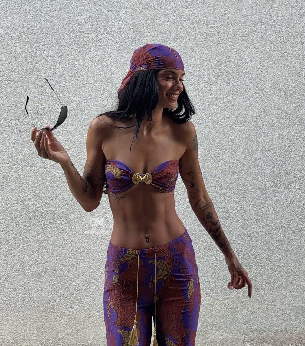 Pelinay İgit purple beach poses (photo 1 of 2)