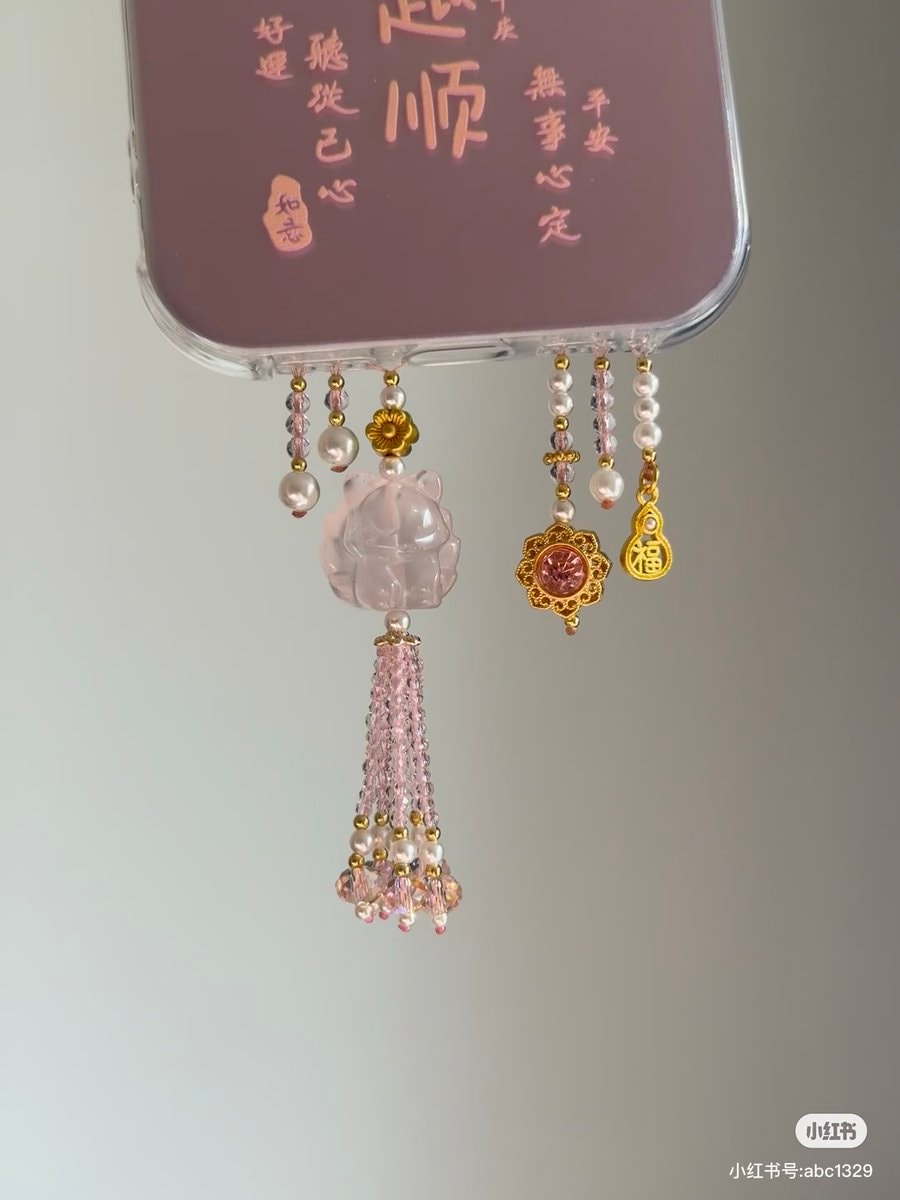 Sugarpoint phone case with giraffe charm (photo 2 of 2)