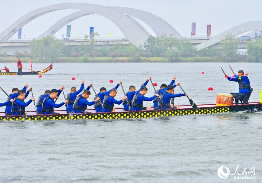 Dragon boat race at Caijia Lake (photo 2 of 4)