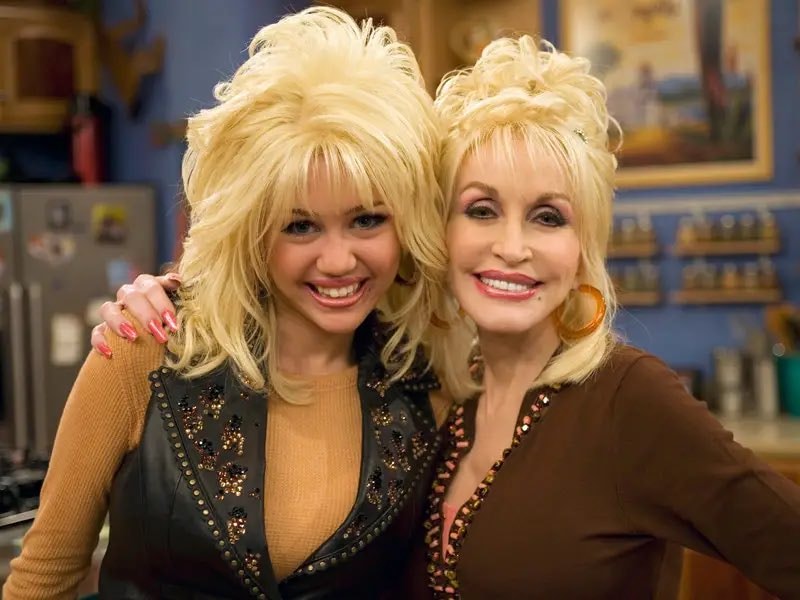 Miley Cyrus pays tribute to Dolly Parton