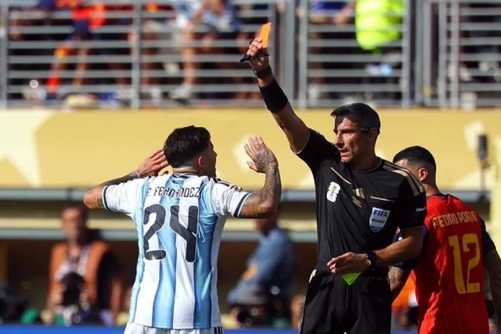 Referee yellow card E. Fernandez World Cup 2026