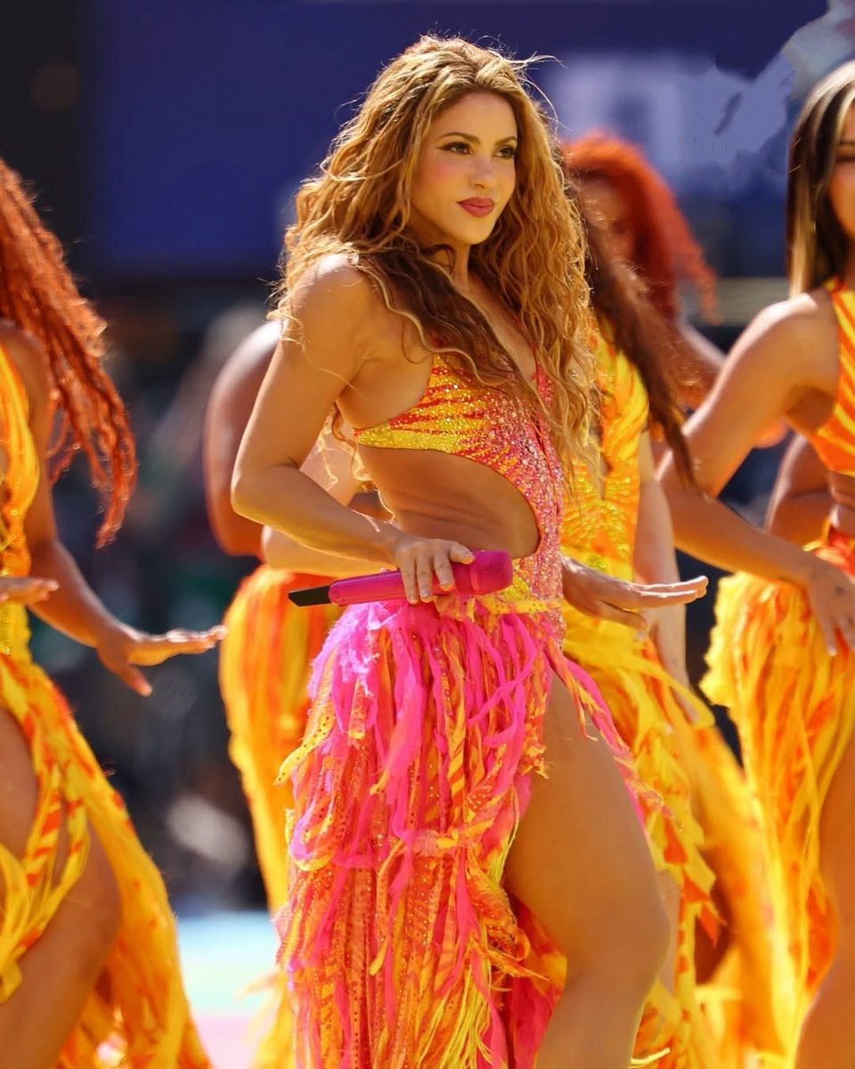 Shakira performing live 💗 (photo 2 of 2)