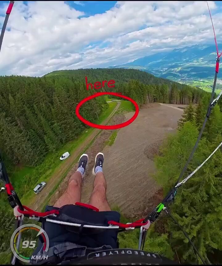 Paraglider landing at over 125 km/h