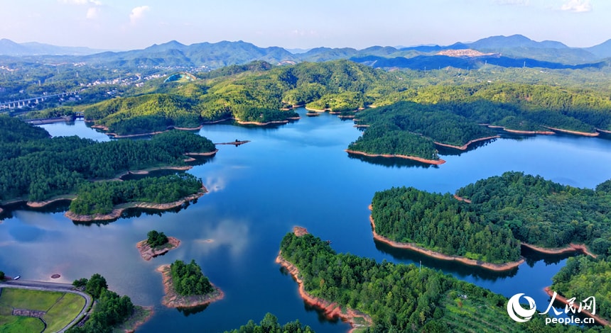 Shibikeng Reservoir in Huichang, Jiangxi (photo 3 of 4) Shibikeng Reservoir in Huichang, Jiangxi (photo 3 of 4)
