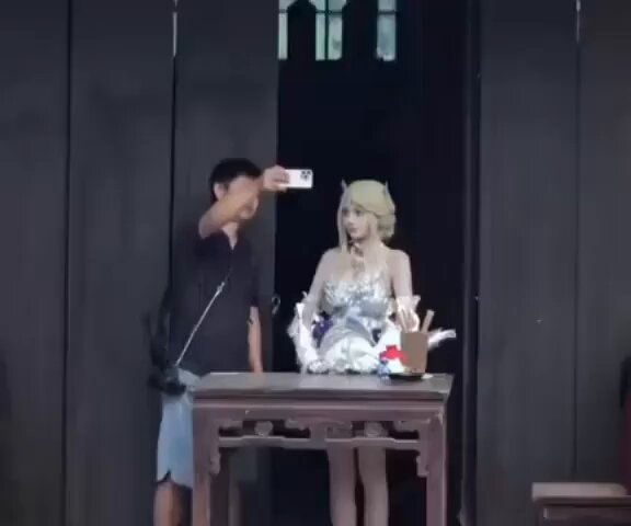 cosplayer at convention