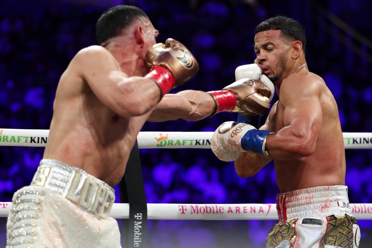 Teofimo Lopez wins vs Rolly Romero (photo 3 of 4)
