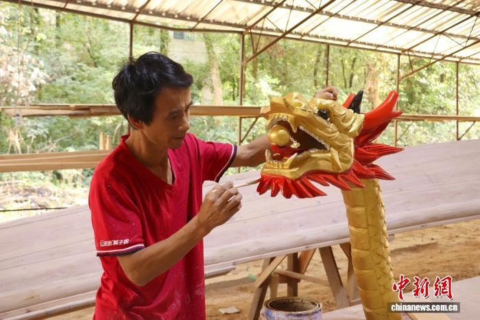 Dragon boat craftsman in Jiangxi (photo 3 of 4)