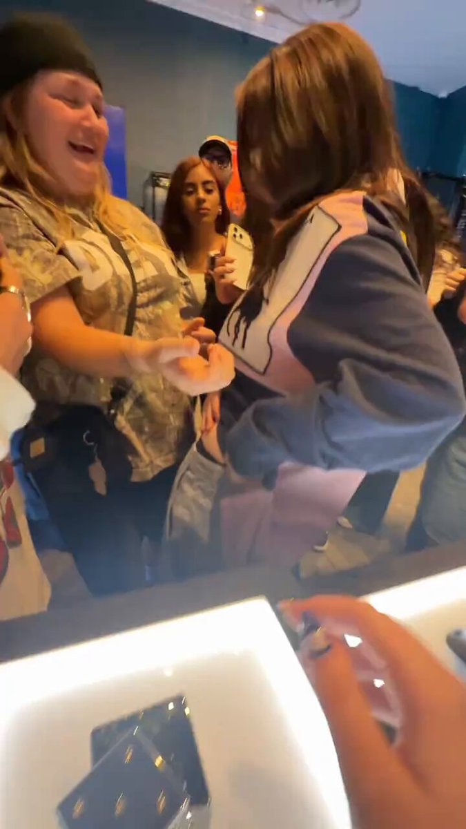 Billie Eilish shows tattoo to fans Billie Eilish shows tattoo to fans