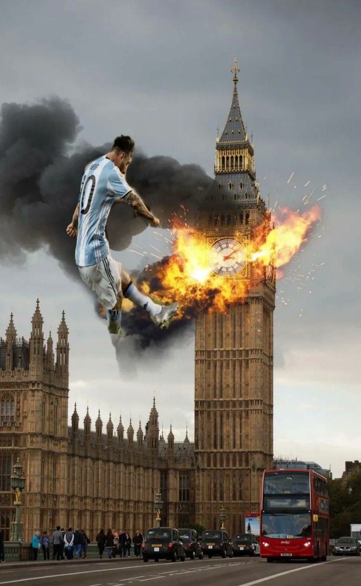 Lionel Messi kicks Big Ben