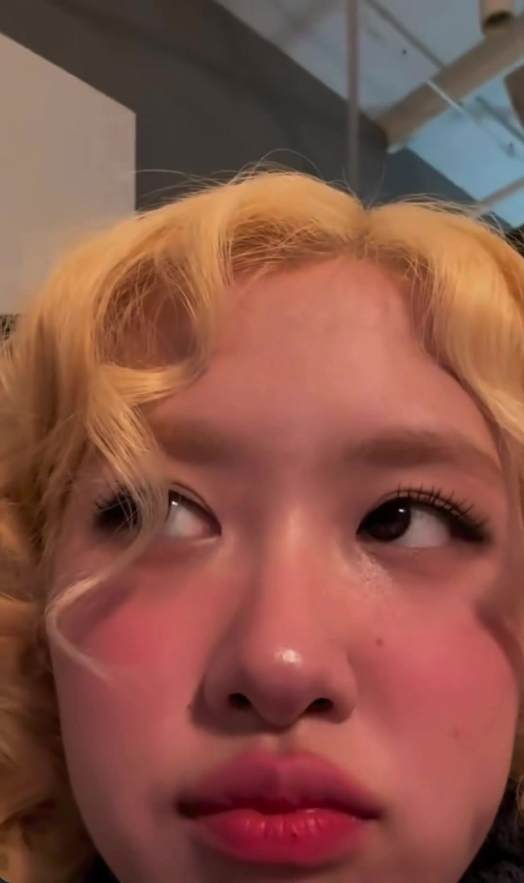 Rosé playful blonde look