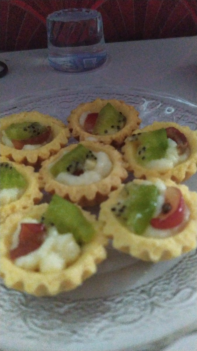 mini fruit tarts with cream