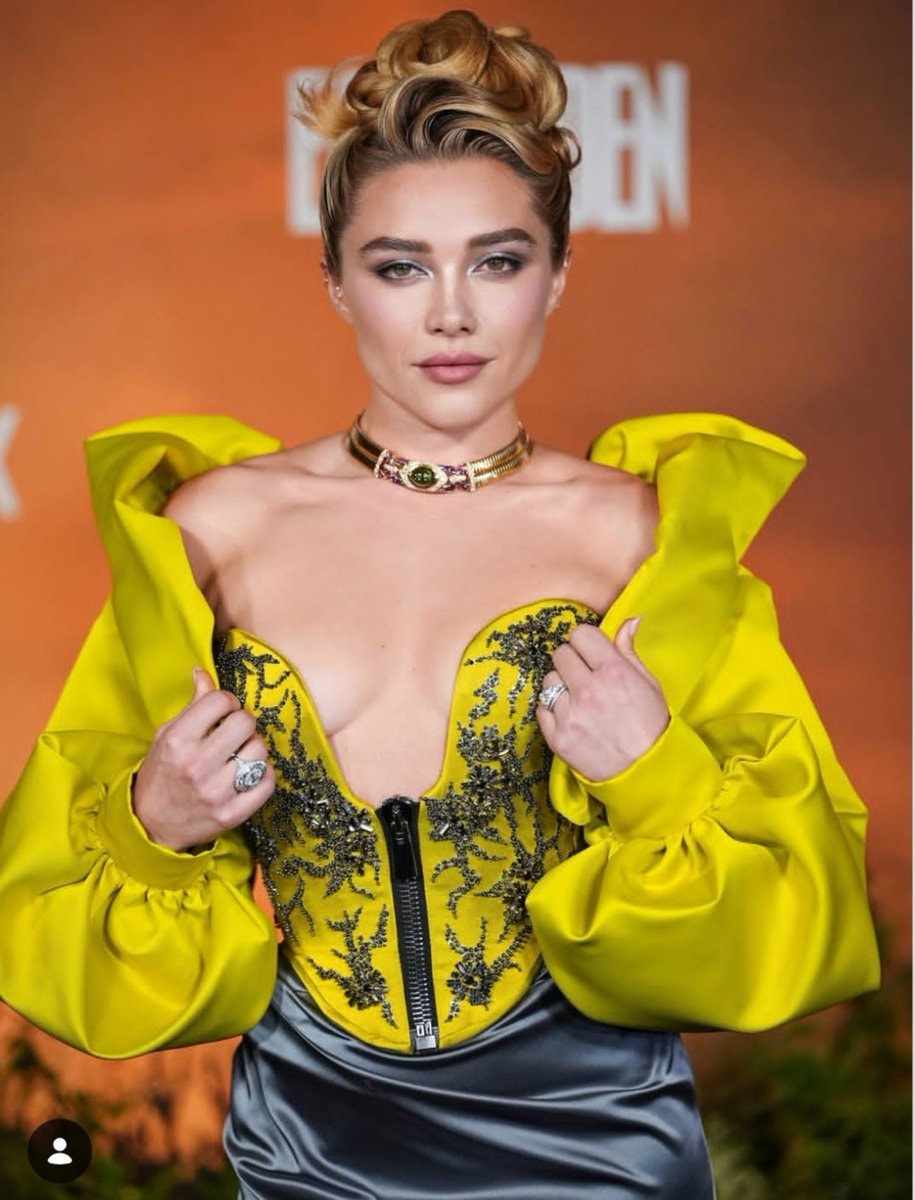 Florence Pugh NETFLIX red carpet look (photo 2 of 3) Florence Pugh NETFLIX red carpet look (photo 2 of 3)
