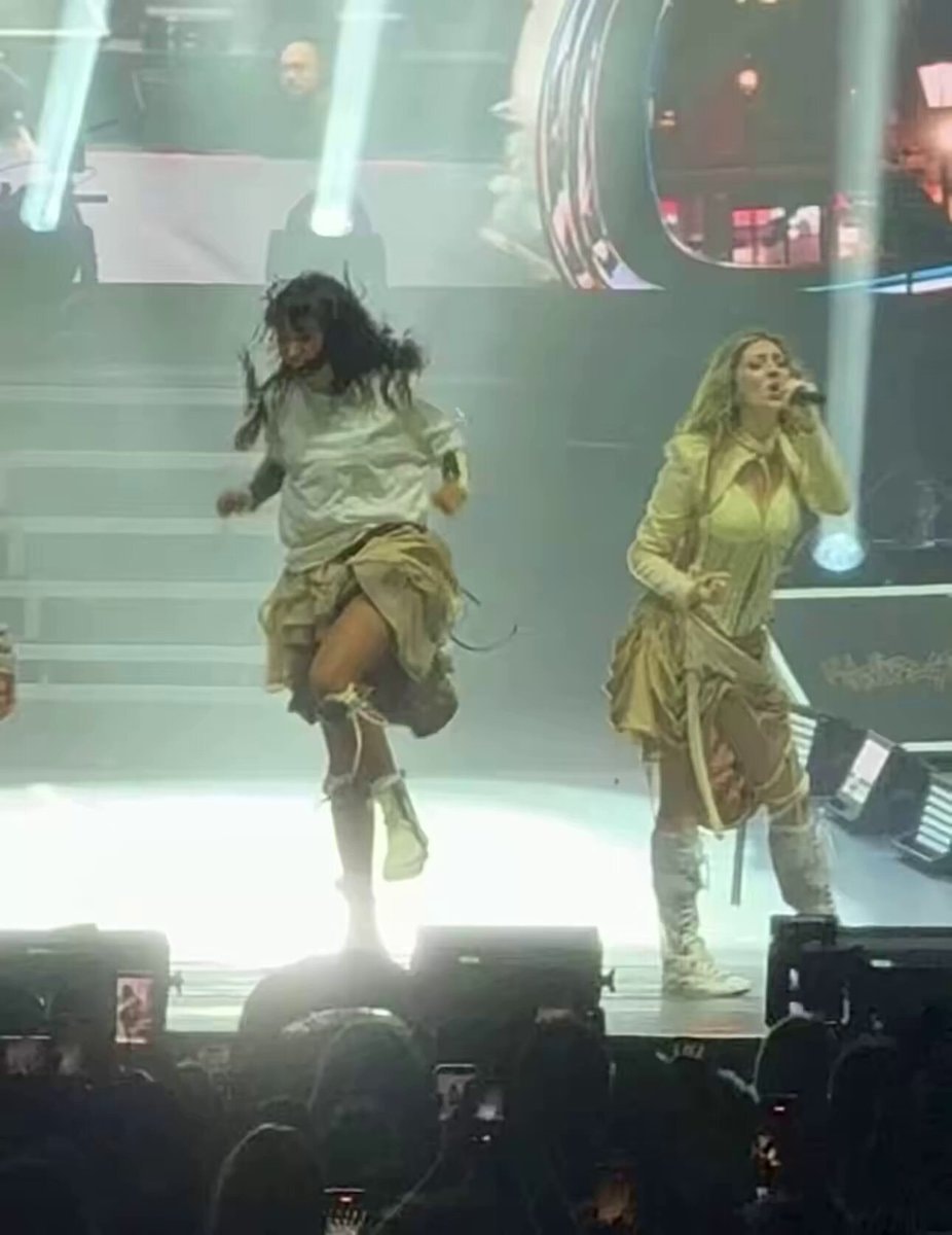 Hilal Manifest girls stage energy
