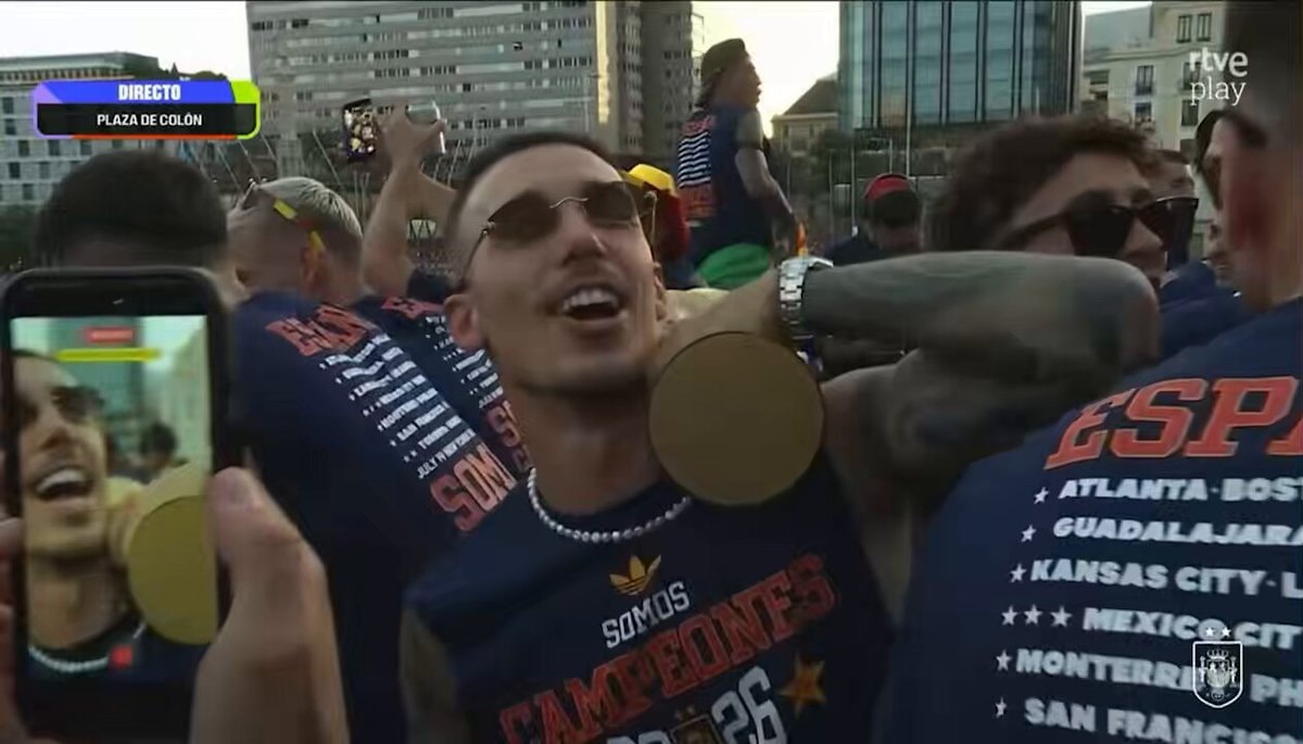 Yeremy Pino Spain celebration kiss