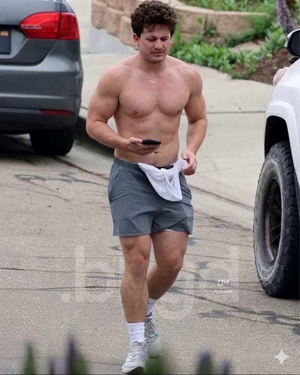 Charlie Puth physique Charlie Puth physique