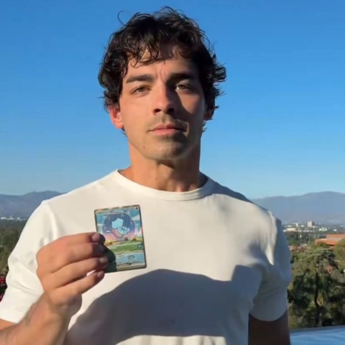 Joe Jonas Bubble Mew pull