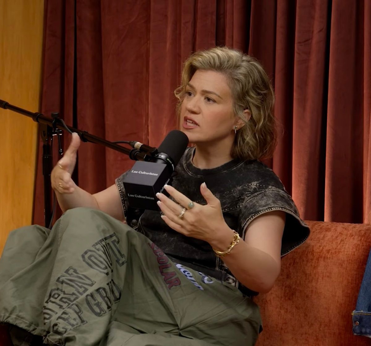 Kelly Clarkson AI Music Chart Stance (photo 2 of 2) Kelly Clarkson AI Music Chart Stance (photo 2 of 2)