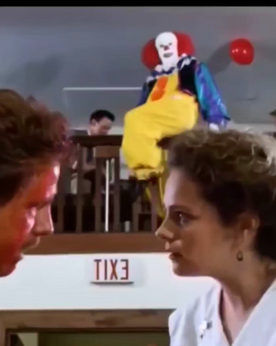 Tim Curry vs Bill Skarsgård Pennywise