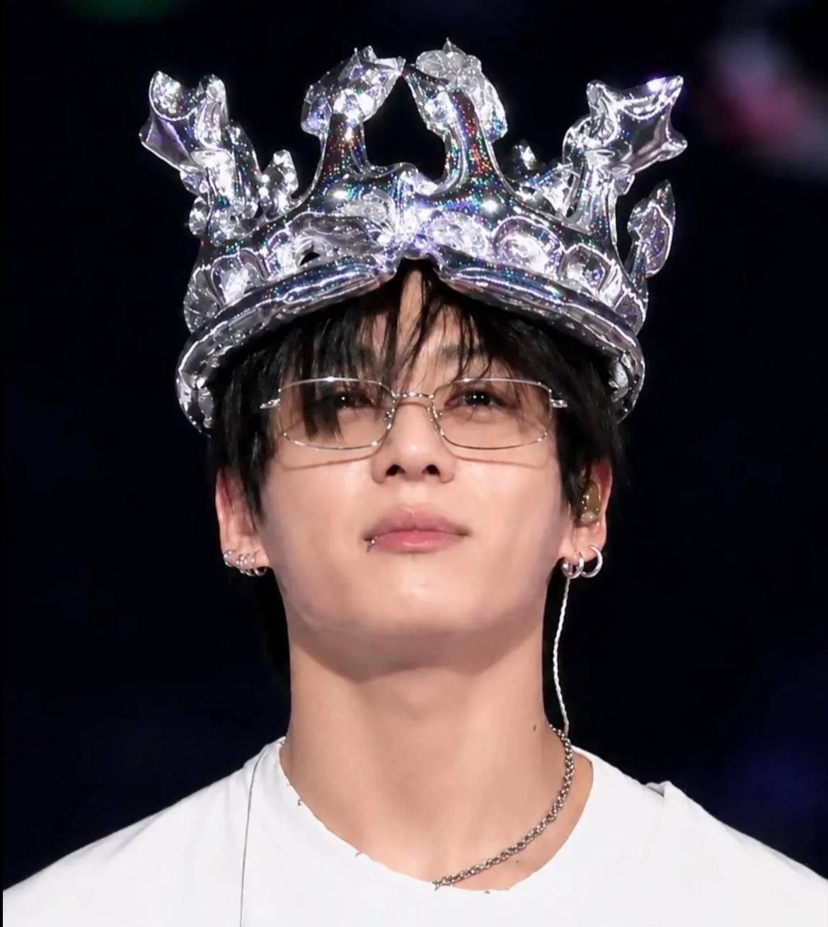 Jungkook crown edit (photo 4 of 4)
