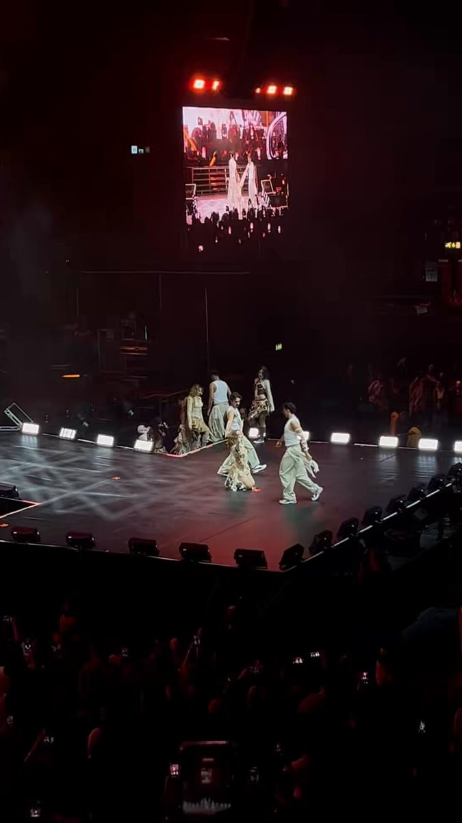 manifest TRALALA live at OVO Arena Wembley