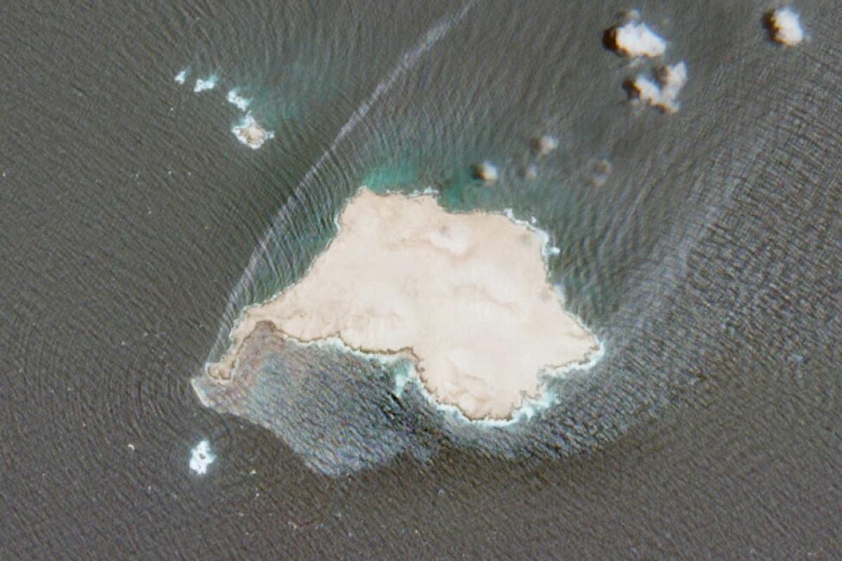 Satellite images reveal large oil spill off Oman from grounded ship