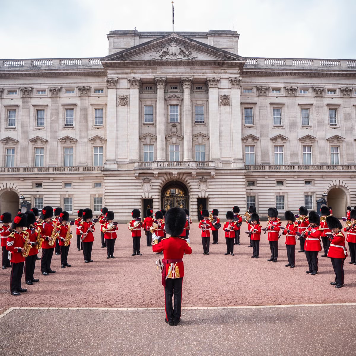 Buckingham Palace Honors Dolly Parton With an Unexpected Musical Performance