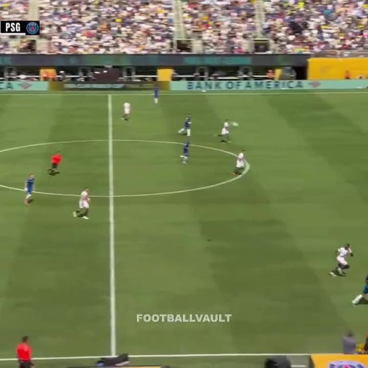 João Neves pulls Marc Cucurella hair