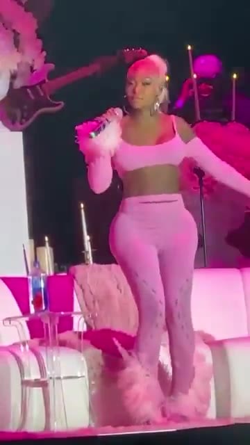 Summer Walker performs No Love live