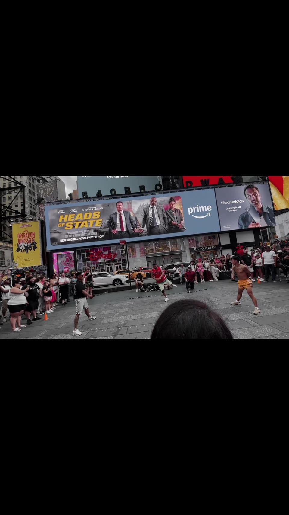 When the streets of Times Square turn into a stage! 🎭🌃