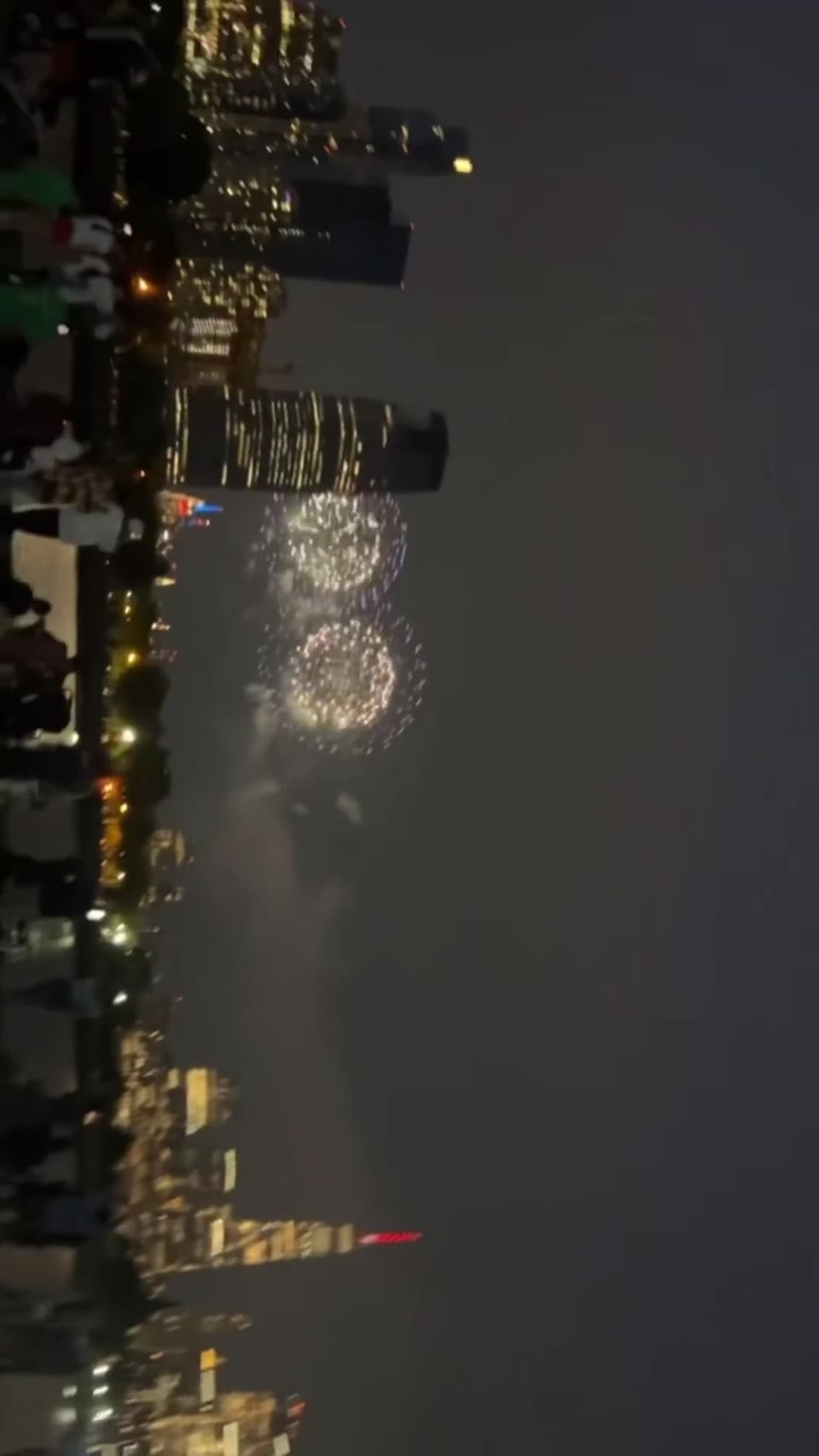 ✨ A beautiful night, an incredible New York view, and fireworks lighting up the sky. 🎆🌃